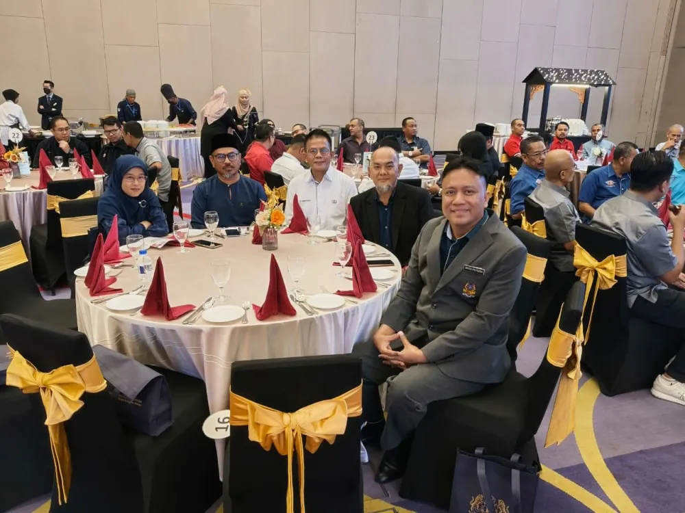 MAJLIS PENYERAHAN BANTUAN PROGRAM HAL EHWAL KESATUAN SEKERJA (PHEKS)