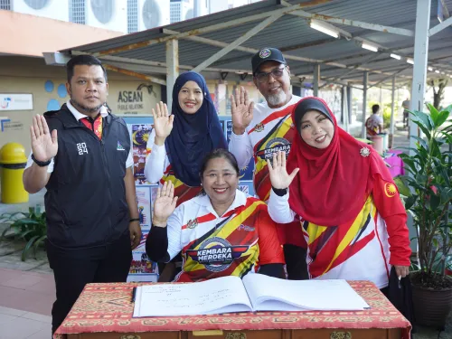 KEMBARA MERDEKA JALUR GEMILANG NEGERI SELANGOR DAN PENYERAHAN BENDERA SERTA HELMET
