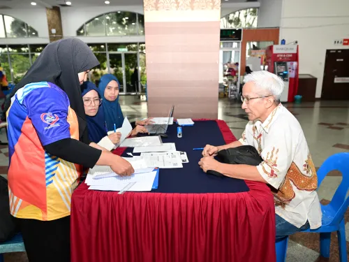 MAJLIS PENYERAHAN CENDERAHATI TONG SAMPAH KEPADA PEMBAYAR CUKAI TAKSIRAN