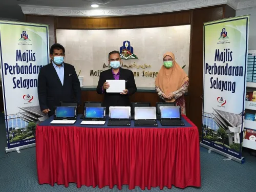 Sumbangan Komputer Riba Kepada Sekolah Kebangsaan Bandar Baru Selayang (2)