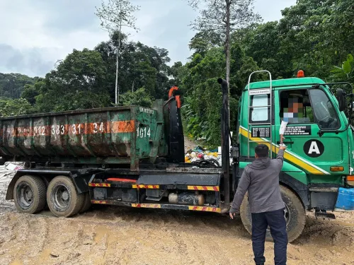 Operasi Membenteras Pembuangan Sampah Haram