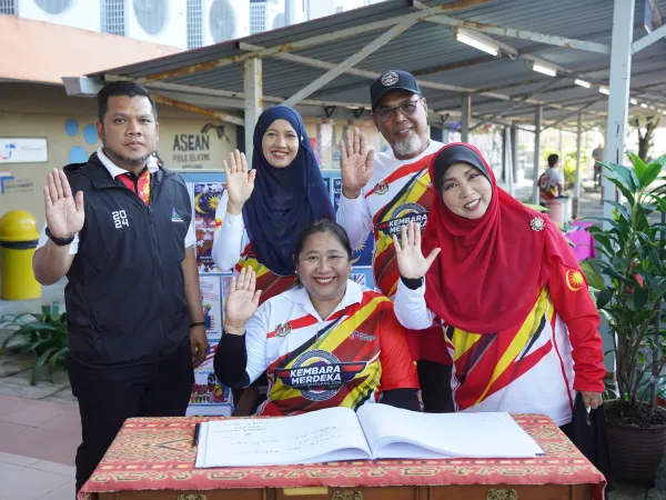 KEMBARA MERDEKA JALUR GEMILANG NEGERI SELANGOR DAN PENYERAHAN BENDERA SERTA HELMET