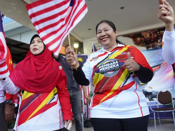 KEMBARA MERDEKA JALUR GEMILANG NEGERI SELANGOR DAN PENYERAHAN BENDERA SERTA HELMET