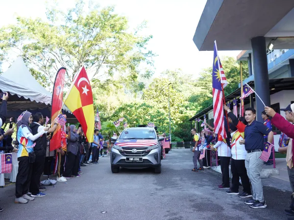 KEMBARA MERDEKA JALUR GEMILANG NEGERI SELANGOR DAN PENYERAHAN BENDERA SERTA HELMET