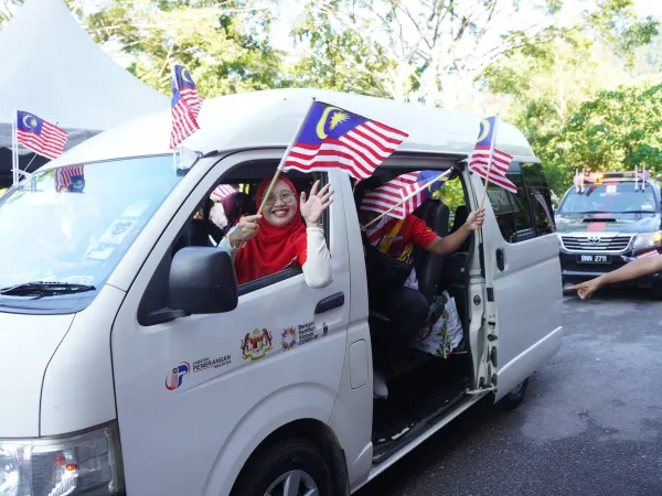 KEMBARA MERDEKA JALUR GEMILANG NEGERI SELANGOR DAN PENYERAHAN BENDERA SERTA HELMET