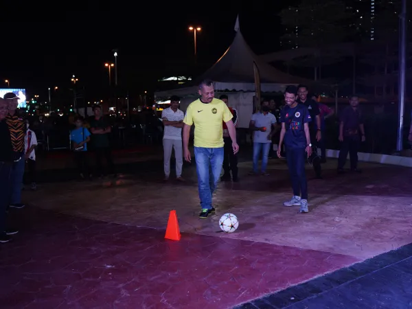 TAYANGAN SKRIN BESAR PERLAWANAN BOLA SEPAK MALAYSIA VS THAILAND