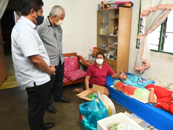 Program Penyerahan Sumbangan Keperluan Asas Ahli Majlis Zon 12