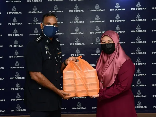 MPS Serah Sumbangan Logistik Kepada IPD Gombak