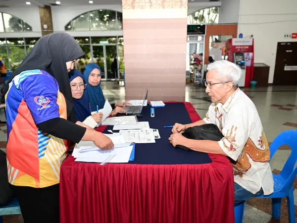 MAJLIS PENYERAHAN CENDERAHATI TONG SAMPAH KEPADA PEMBAYAR CUKAI TAKSIRAN