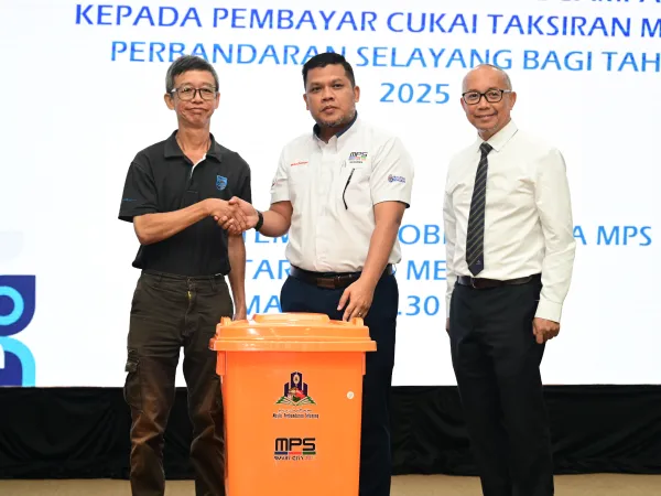 MAJLIS PENYERAHAN CENDERAHATI TONG SAMPAH KEPADA PEMBAYAR CUKAI TAKSIRAN