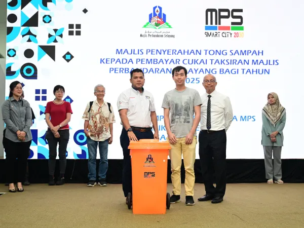MAJLIS PENYERAHAN CENDERAHATI TONG SAMPAH KEPADA PEMBAYAR CUKAI TAKSIRAN