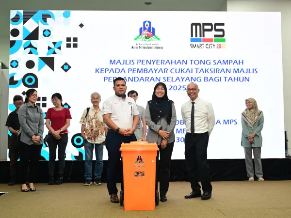 MAJLIS PENYERAHAN CENDERAHATI TONG SAMPAH KEPADA PEMBAYAR CUKAI TAKSIRAN