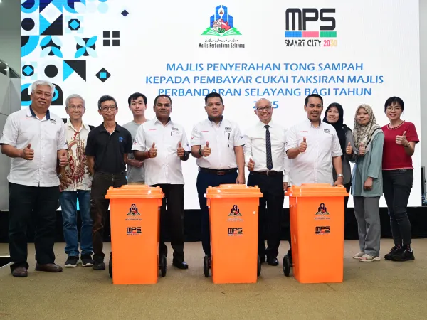 MAJLIS PENYERAHAN CENDERAHATI TONG SAMPAH KEPADA PEMBAYAR CUKAI TAKSIRAN
