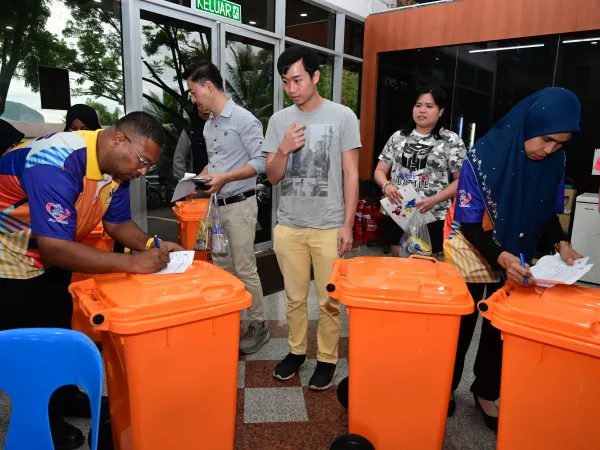 MAJLIS PENYERAHAN CENDERAHATI TONG SAMPAH KEPADA PEMBAYAR CUKAI TAKSIRAN