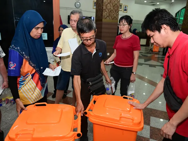 MAJLIS PENYERAHAN CENDERAHATI TONG SAMPAH KEPADA PEMBAYAR CUKAI TAKSIRAN