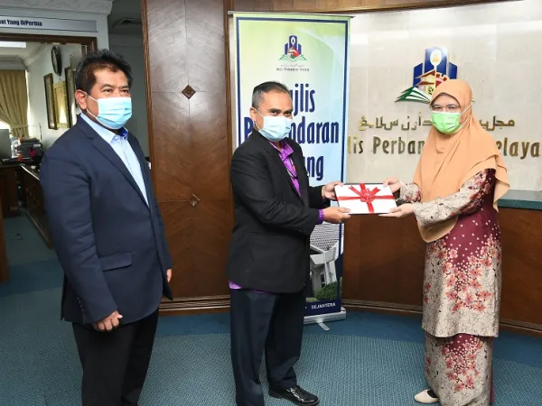 Sumbangan Komputer Riba Kepada Sekolah Kebangsaan Bandar Baru Selayang (2)