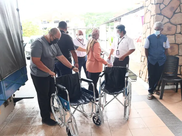 Serahan Kerusi Roda Kepada Pejabat Kesihatan Daerah Gombak