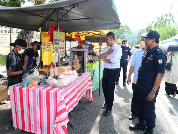 LAWATAN TRN PADANG BAZAR RAMADAN