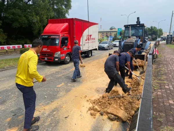 Insiden Membahayakan Pengguna Jalan Raya
