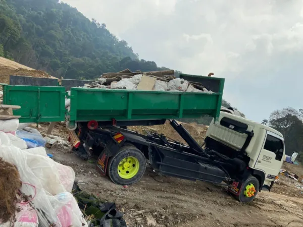 Lagi Lori Sampah Disita 2