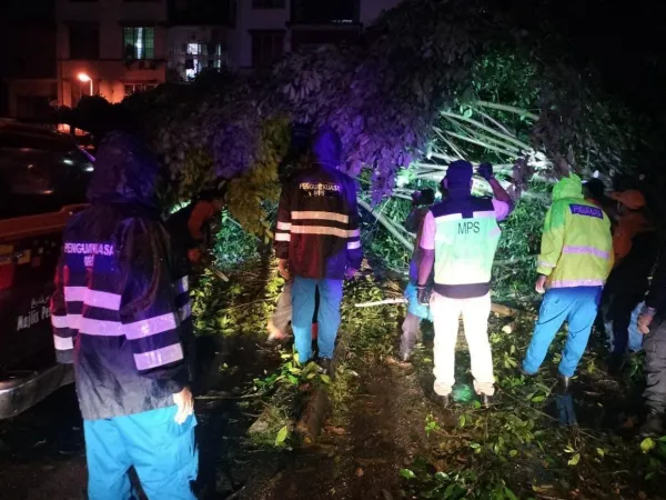 Kerja-Kerja Pembersihan Oleh Anggota Unit Pantas