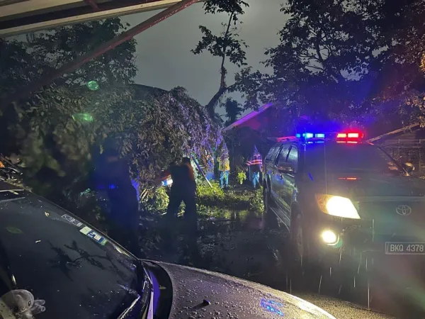 Kerja-Kerja Pembersihan Oleh Anggota Unit Pantas