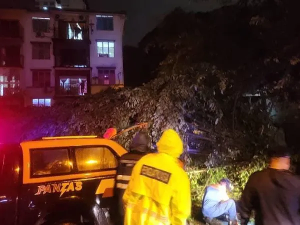 Kerja-Kerja Pembersihan Oleh Anggota Unit Pantas