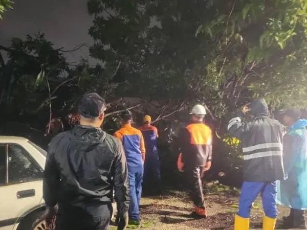 Kerja-Kerja Pembersihan Oleh Anggota Unit Pantas