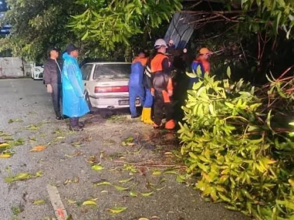 Kerja-Kerja Pembersihan Oleh Anggota Unit Pantas