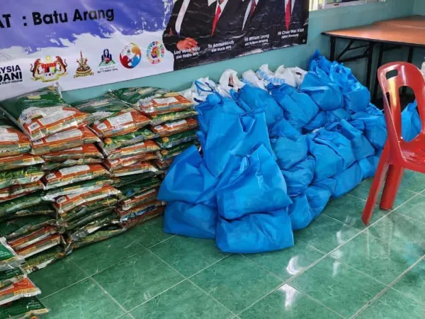 Sumbangan Barang Keperluan Sempena Perayaan Deepavali Oleh Ahli Majlis MPS Zon 18