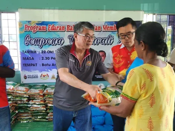 Sumbangan Barang Keperluan Sempena Perayaan Deepavali Oleh Ahli Majlis MPS Zon 18