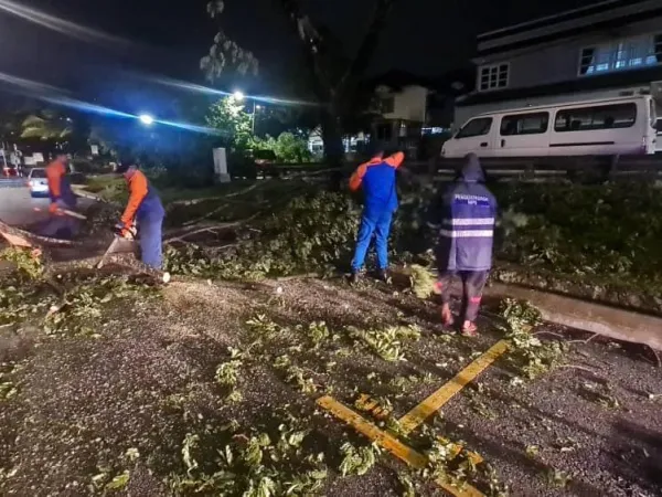 Lagi Kerja-Kerja Pembersihan Oleh Anggota Unit Pantas