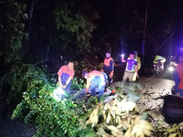 Lagi Kerja-Kerja Pembersihan Oleh Anggota Unit Pantas