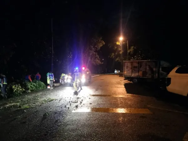 Lagi Kerja-Kerja Pembersihan Oleh Anggota Unit Pantas