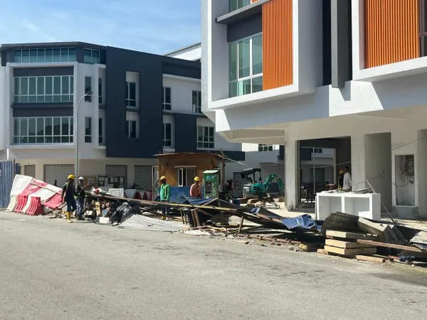 Bina Papan Dendeng (Hoarding) Atas Jalan, MPS Ambil Tindakan Roboh