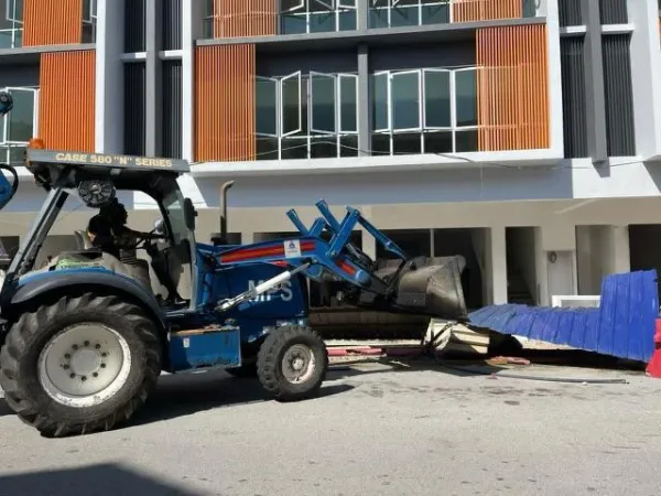 Bina Papan Dendeng (Hoarding) Atas Jalan, MPS Ambil Tindakan Roboh