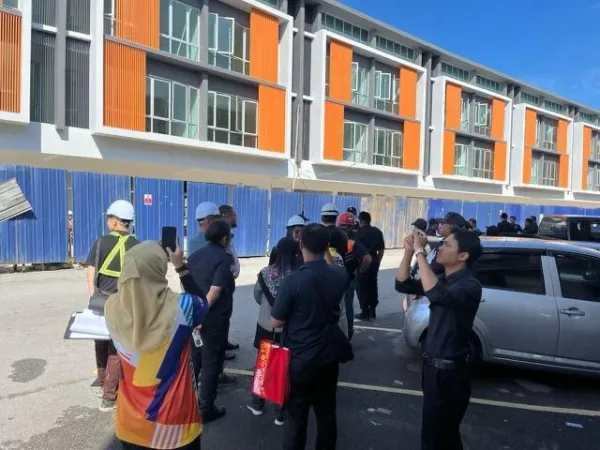 Bina Papan Dendeng (Hoarding) Atas Jalan, MPS Ambil Tindakan Roboh