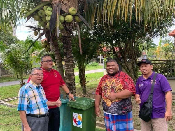 Sumbangan Tong Sampah Kepada Penduduk Kampung Permata