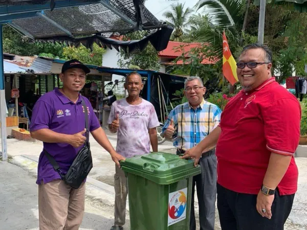 Sumbangan Tong Sampah Kepada Penduduk Kampung Permata