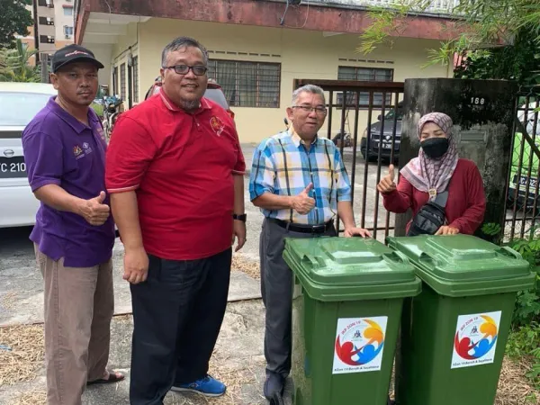 Sumbangan Tong Sampah Kepada Penduduk Kampung Permata