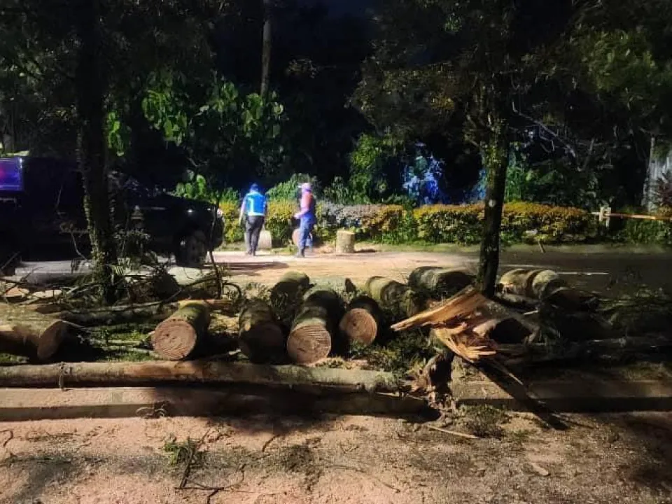 Lagi Kerja-Kerja Pembersihan Oleh Anggota Unit Pantas