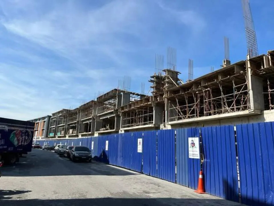 Bina Papan Dendeng (Hoarding) Atas Jalan, MPS Ambil Tindakan Roboh