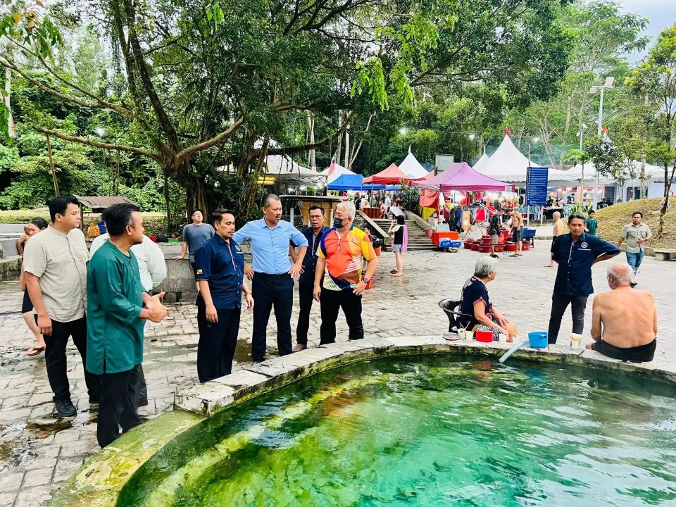 Majlis Minum Petang Bersama Pengunjung Kolam Air Panas Selayang