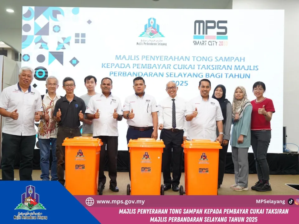 MAJLIS PENYERAHAN CENDERAHATI TONG SAMPAH KEPADA PEMBAYAR CUKAI TAKSIRAN